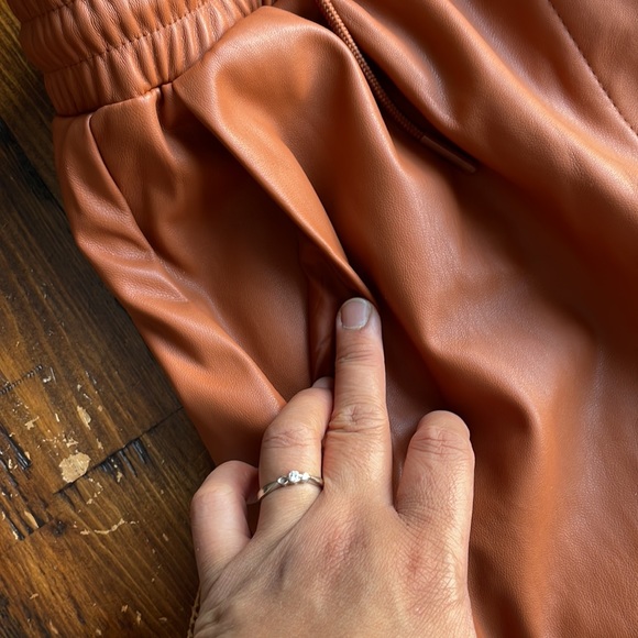 ASOS new look leather look sweatpants in rust - Picture 3 of 8